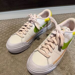 Nike Women's Sneakers White and Green